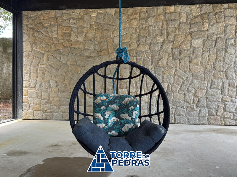 Ambiente interno com pedra decorativa